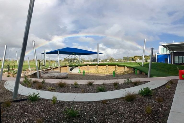 Photo of property in 15 Vogwill Road, Kumeu, 0810