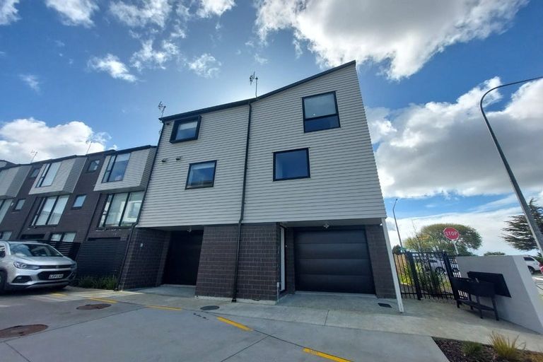 Photo of property in 1/1 Fruitvale Road, New Lynn, Auckland, 0600
