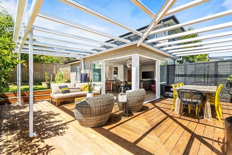 Photo of property in 1 Rapaki Place, Te Atatu Peninsula, Auckland, 0610