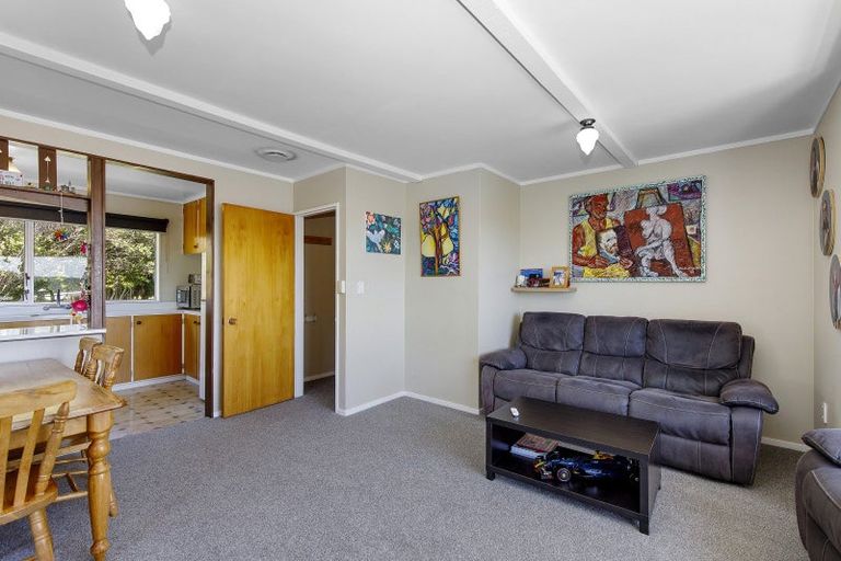 Photo of property in 52 Colchester Crescent, Newlands, Wellington, 6037