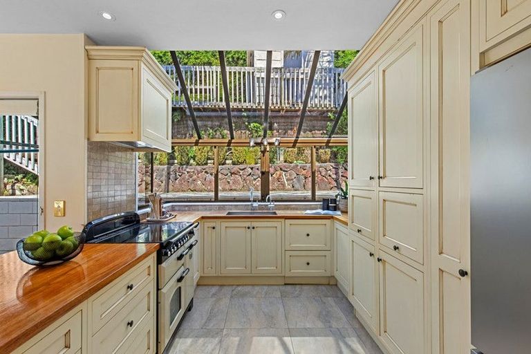 Photo of property in 4 Saddleback Rise, Murrays Bay, Auckland, 0630