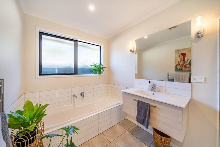 Photo of property in 30 Martingale Drive, Whitby, Porirua, 5024