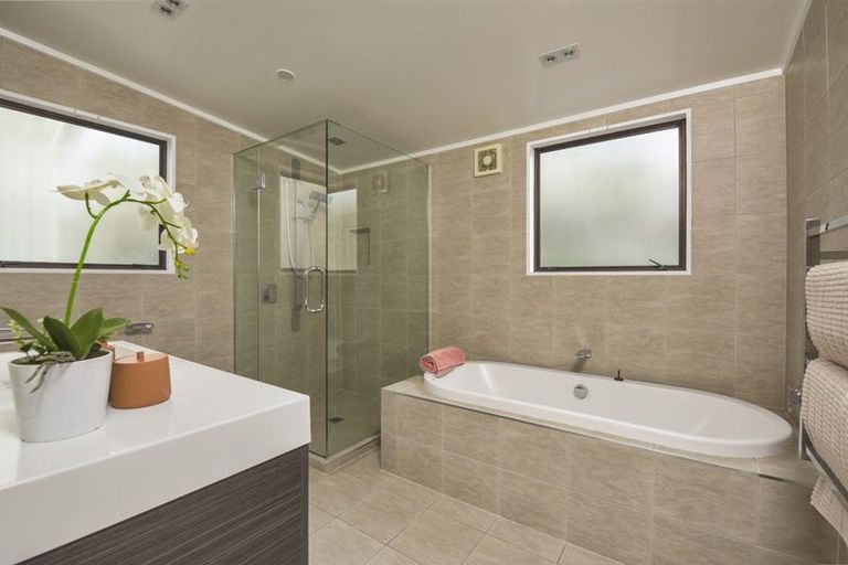 Photo of property in 2/24 Colonial Road, Birkenhead, Auckland, 0626