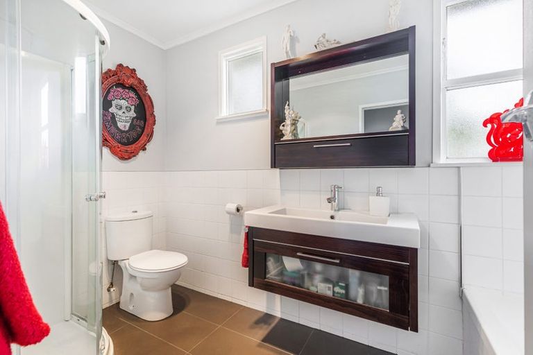 Photo of property in 18 Taioma Crescent, Te Atatu Peninsula, Auckland, 0610