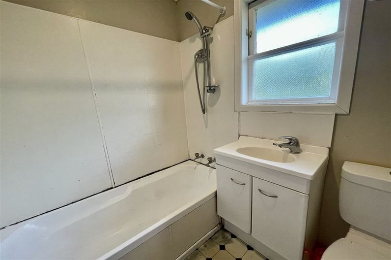 Photo of property in 12 Strid Road, Te Atatu South, Auckland, 0610