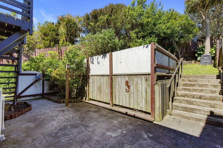 Photo of property in 52 Colchester Crescent, Newlands, Wellington, 6037