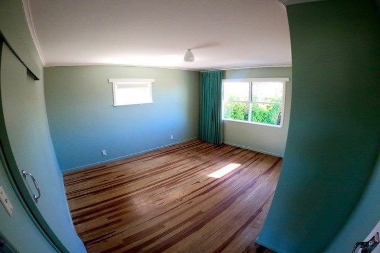 Photo of property in 15 Murray Road, Te Atatu Peninsula, Auckland, 0610