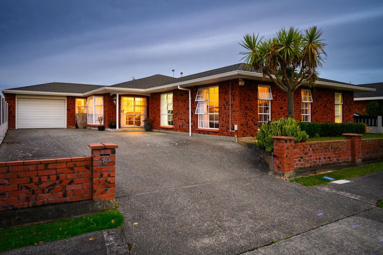 Photo of property in 6 Grange Place, Milson, Palmerston North, 4414