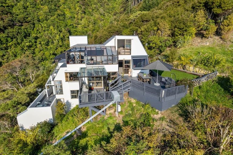 Photo of property in 10 Latham Road, York Bay, Lower Hutt, 5013