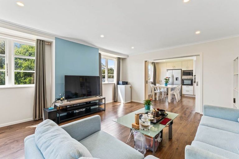 Photo of property in 37 Queen Mary Avenue, New Lynn, Auckland, 0600