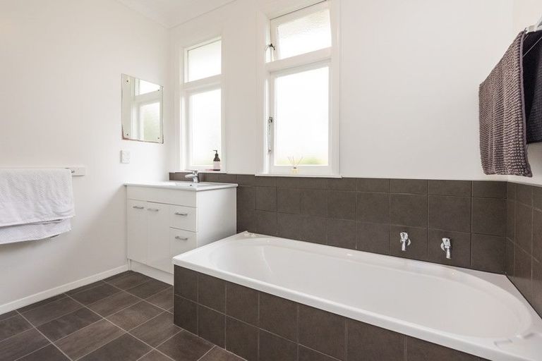 Photo of property in 35 Hardie Street, Hokowhitu, Palmerston North, 4410