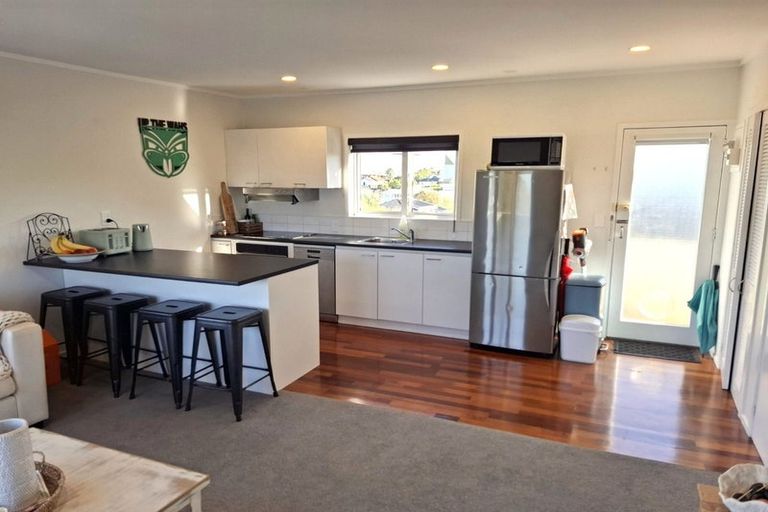 Photo of property in 6/18 Parr Terrace, Castor Bay, Auckland, 0620