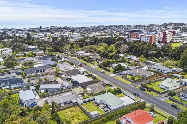Photo of property in 130 Seaview Road, Westown, New Plymouth, 4310