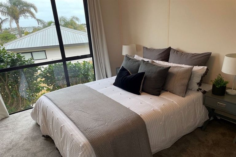 Photo of property in 72 Totaravale Drive, Totara Vale, Auckland, 0629