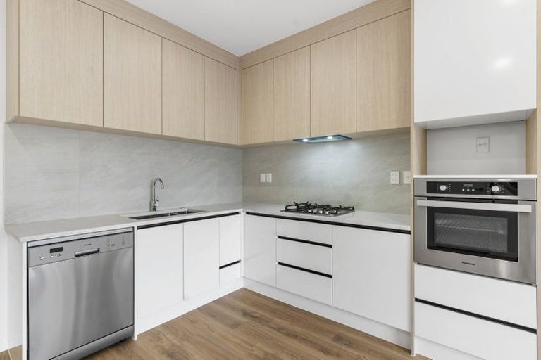 Photo of property in 8a Tahinga Street, Northcote, Auckland, 0627