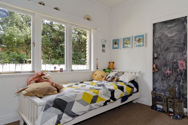 Photo of property in 19 Konini Road, Titirangi, Auckland, 0604