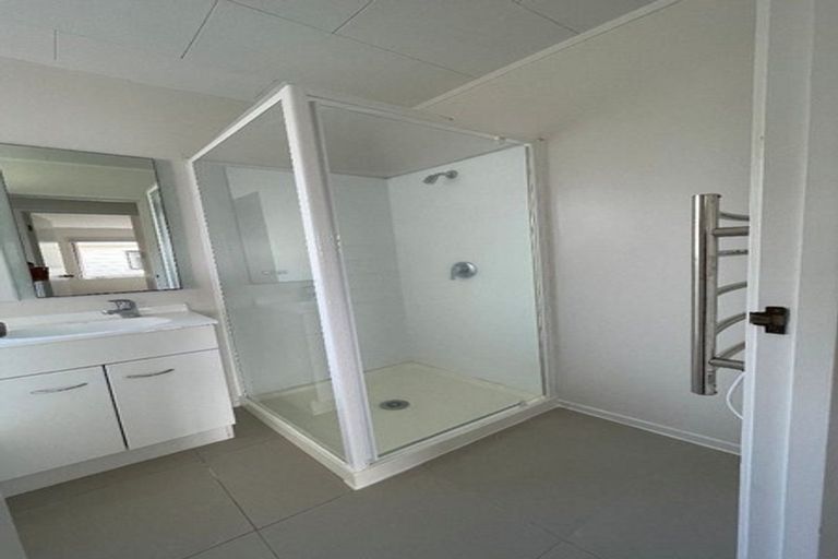 Photo of property in 2/1 Landsdale Place, Massey, Auckland, 0614