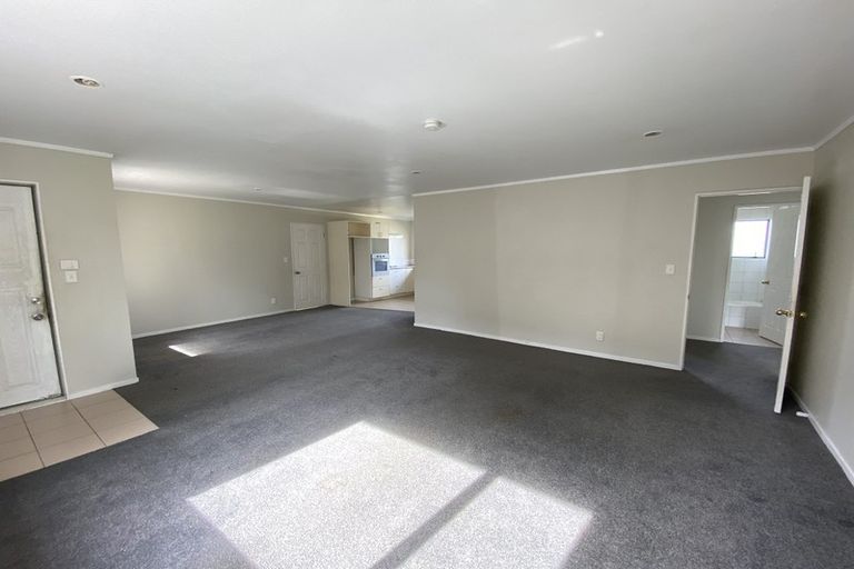 Photo of property in 25 Ginders Drive, Massey, Auckland, 0614