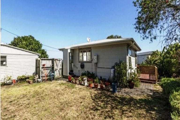 Photo of property in 1/412 East Coast Road, Sunnynook, Auckland, 0630