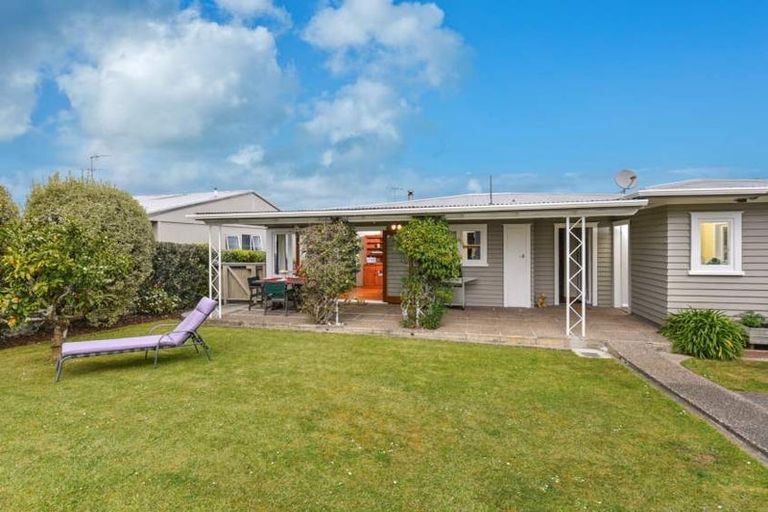 Photo of property in 12 Currey Crescent, Milford, Auckland, 0620