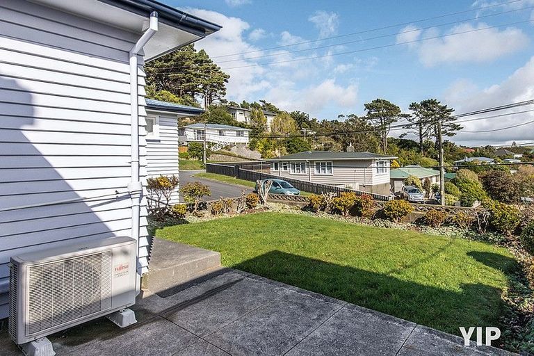 Photo of property in 23 Omega Street, Newlands, Wellington, 6037
