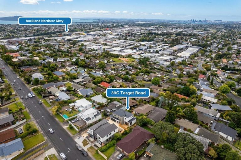 Photo of property in 39c Target Road, Totara Vale, Auckland, 0629