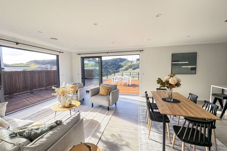 Photo of property in 142 Amesbury Drive, Churton Park, Wellington, 6037