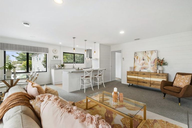 Photo of property in 2/21 Tahu Crescent, Sunnynook, Auckland, 0620