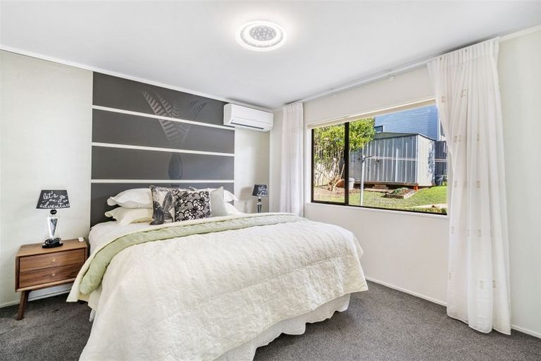 Photo of property in 17 Noeleen Street, Glenfield, Auckland, 0629