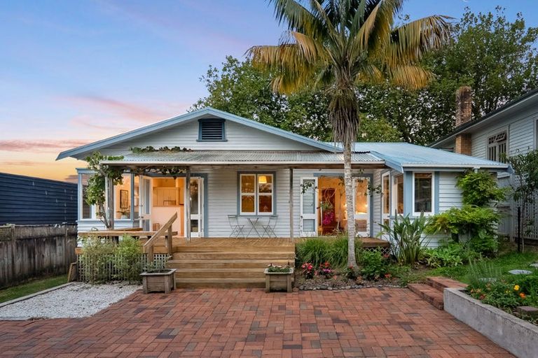 Photo of property in 12 Glade Place, Birkenhead, Auckland, 0626