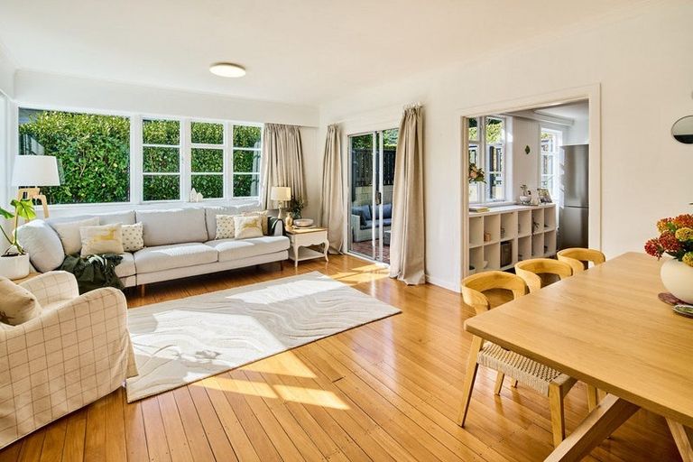 Photo of property in 41 Raroa Terrace, Tawa, Wellington, 5028