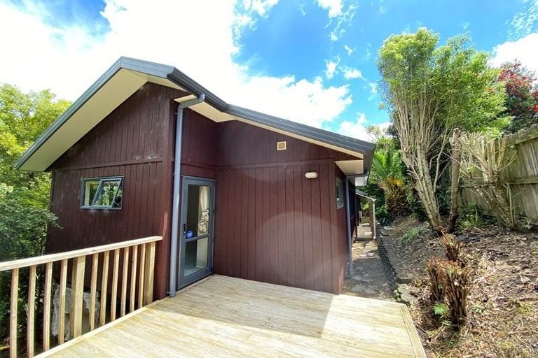 Photo of property in 12 Springwater Vale, Unsworth Heights, Auckland, 0632