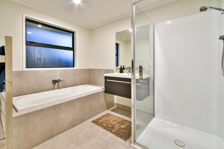 Photo of property in 16 James Elliot Way, Pokeno, 2402