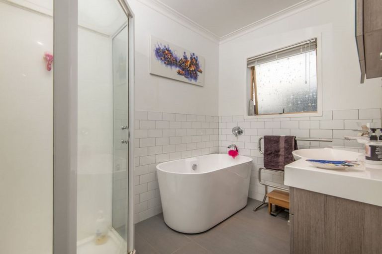 Photo of property in 37 Nui Mana Place, Te Atatu South, Auckland, 0610