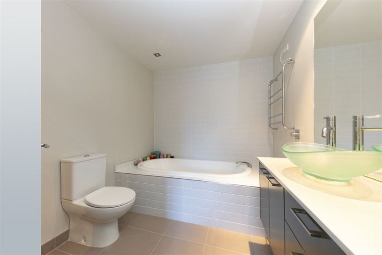 Photo of property in 317a Glenfield Road, Glenfield, Auckland, 0629