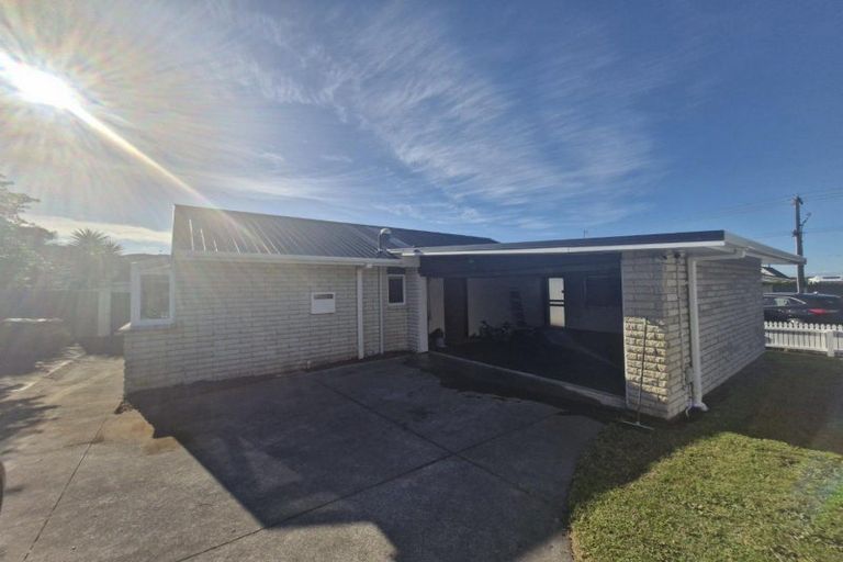Photo of property in 2/2 Tiverton Crescent, Whalers Gate, New Plymouth, 4310