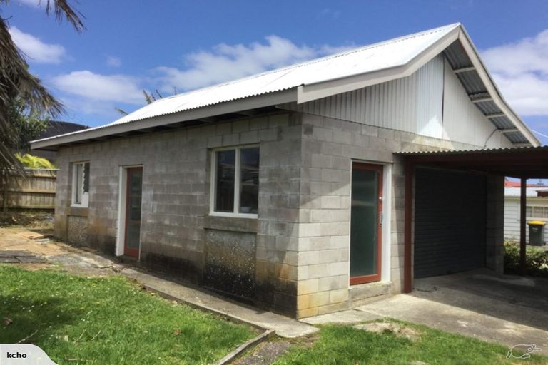 Photo of property in 5 Paton Avenue, Te Atatu South, Auckland, 0610