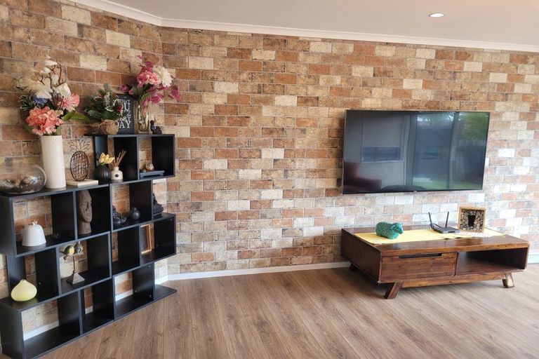 Photo of property in 17 Fleetwood Drive, Henderson, Auckland, 0612