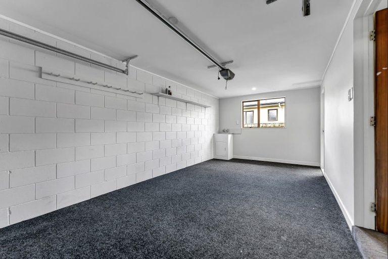 Photo of property in 17 Edgewater Parade, Waiuku, 2123