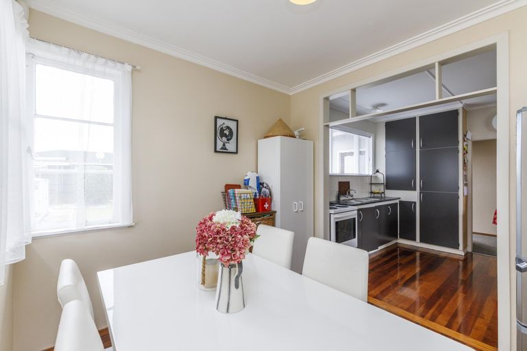 Photo of property in 16 Milton Street, Roslyn, Palmerston North, 4414