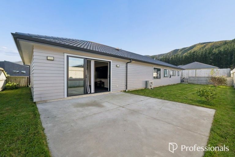 Photo of property in 6 Jack Vaughan Grove, Wainuiomata, Lower Hutt, 5014