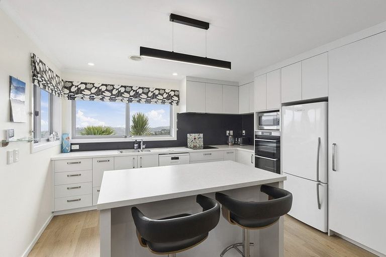 Photo of property in 3 Greenstone Place, Aotea, Porirua, 5024