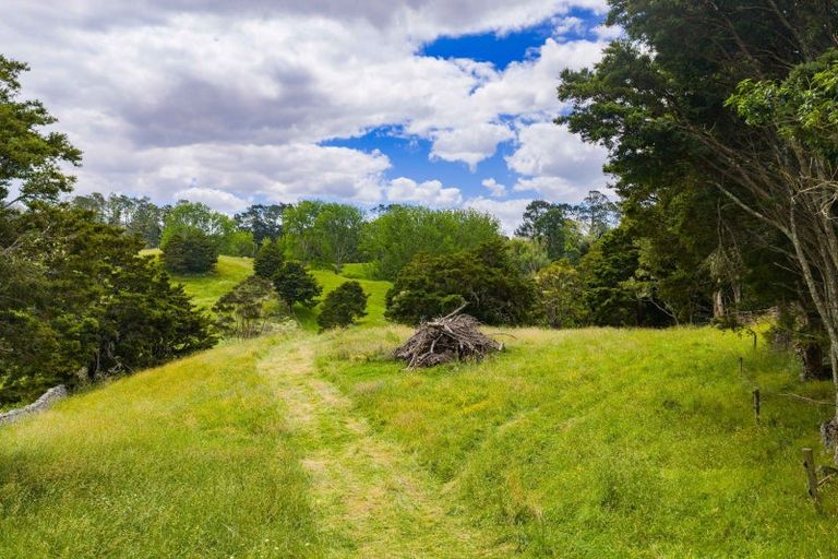 Photo of property in 18 Omana Road, Maungakaramea, 0178