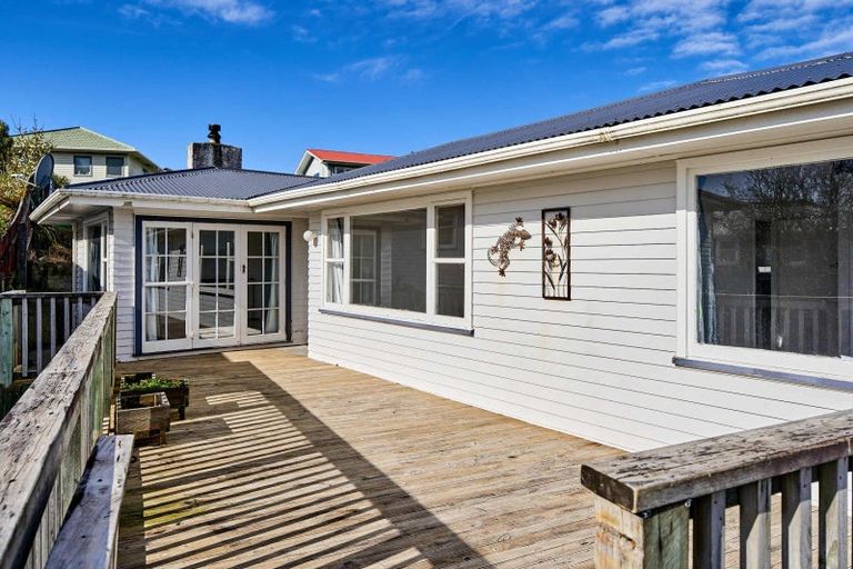 Photo of property in 22 Longcroft Terrace, Newlands, Wellington, 6037