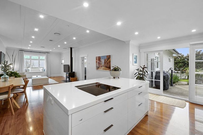 Photo of property in 70 Morley Street, New Plymouth, 4310