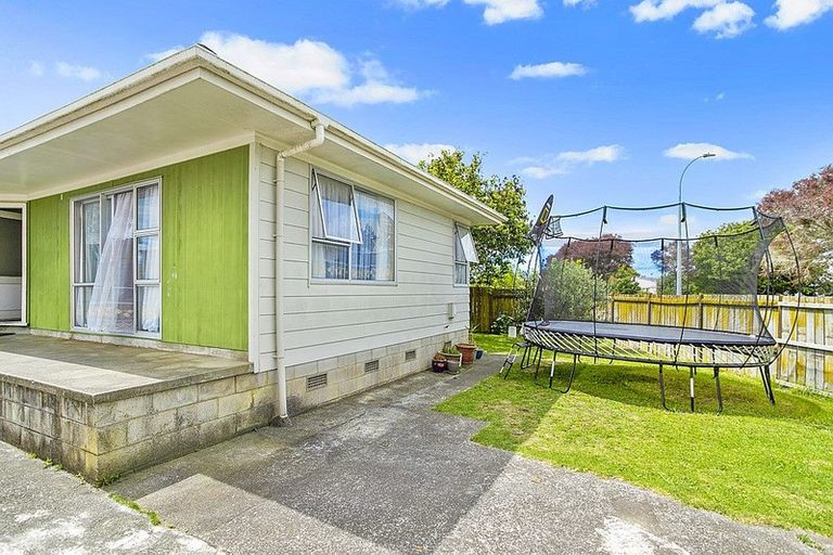 Photo of property in 11 Funnell Place, Manurewa, Auckland, 2102