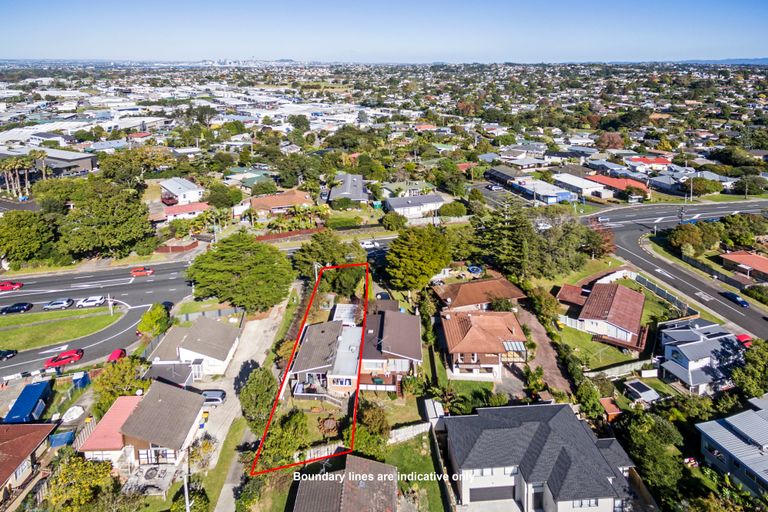 Photo of property in 2/309 Wairau Road, Totara Vale, Auckland, 0627