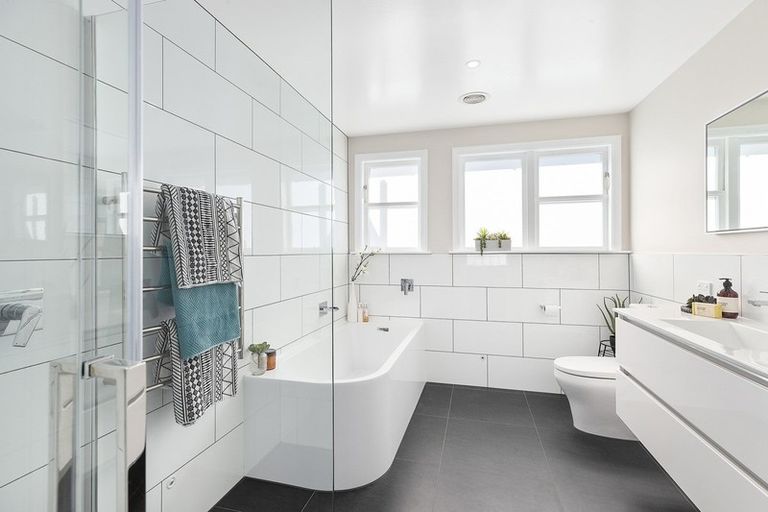 Photo of property in 51 Glanmire Road, Newlands, Wellington, 6037