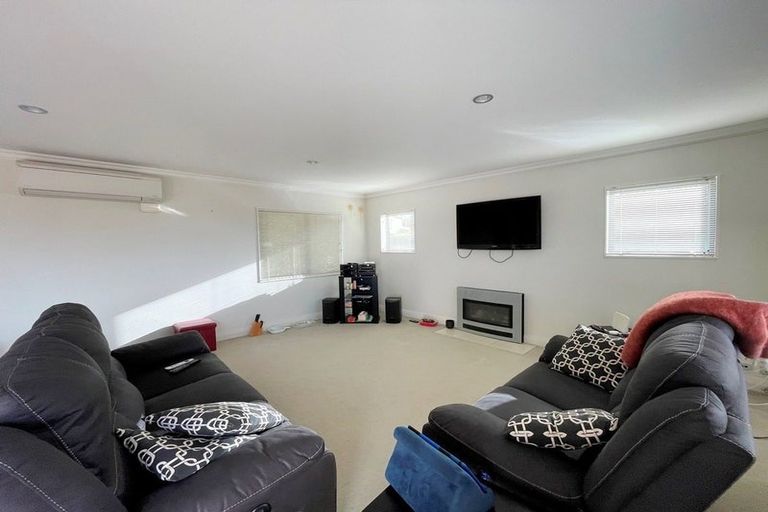 Photo of property in 6 Mcwhirters Farm Lane, Massey, Auckland, 0614