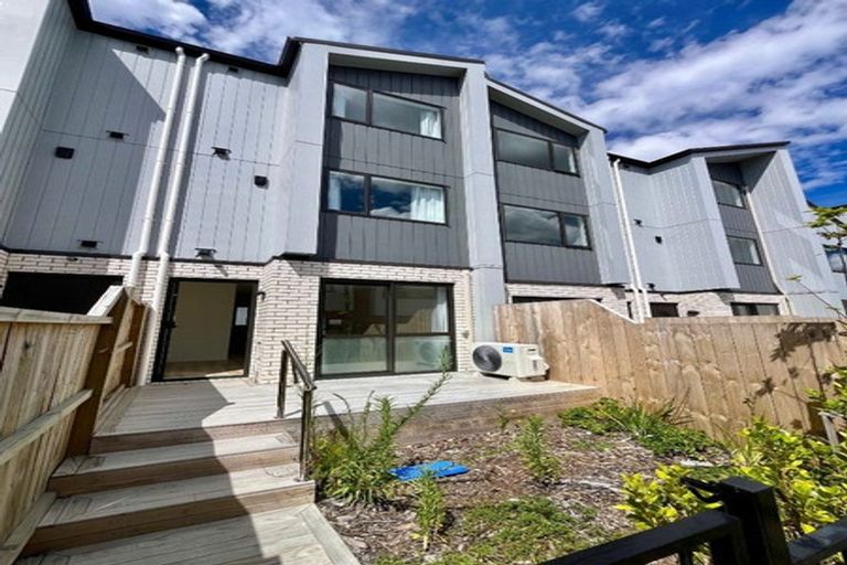 Photo of property in 17 Paetai Lane, Te Atatu Peninsula, 0610